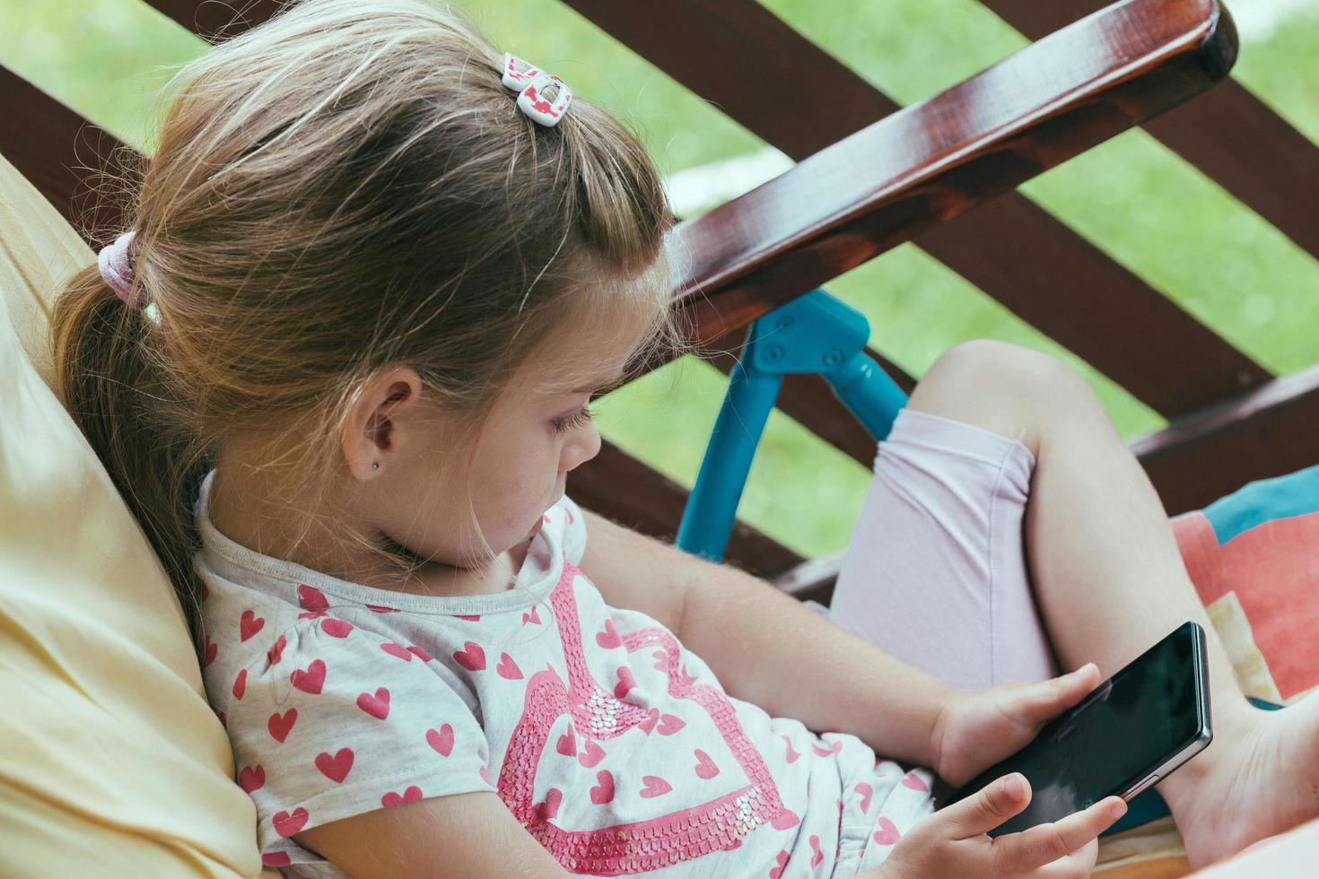 niño en edad preescolar joven con smartphone niños que utilizan tecnología digital foto