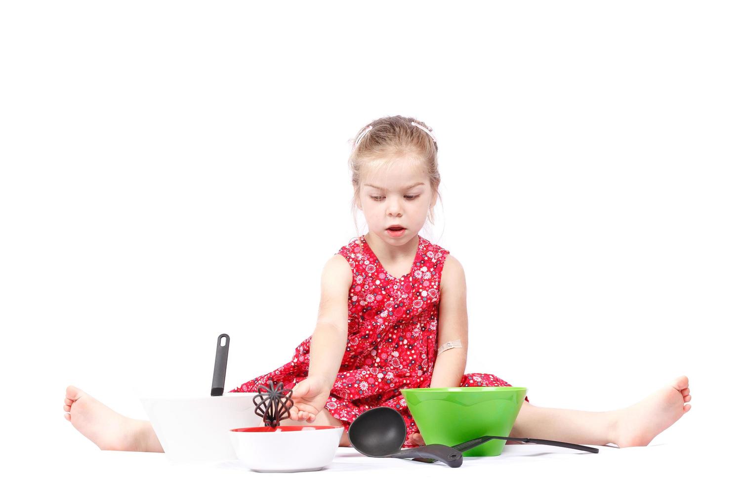 niño pequeño usando accesorios de cocina divirtiéndose foto