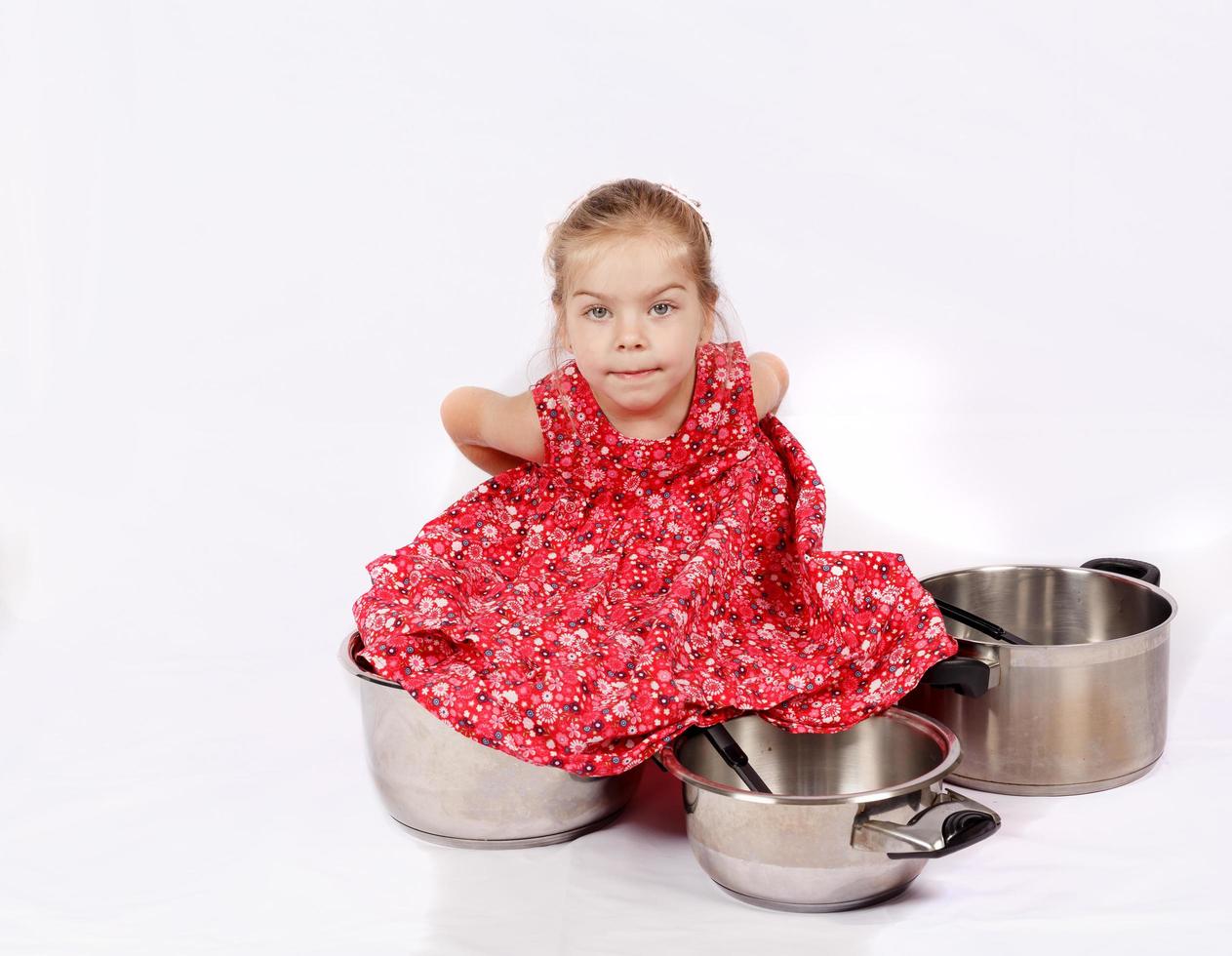 niño pequeño usando accesorios de cocina divirtiéndose foto