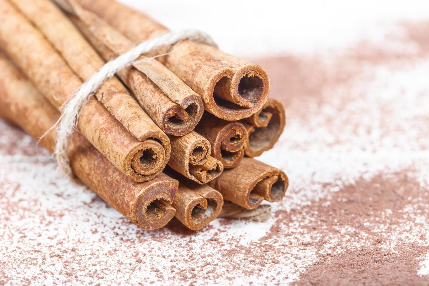 palitos de canela y accesorios de cacao en polvo para una agradable noche de invierno cerca de la chimenea con una copa de vino foto