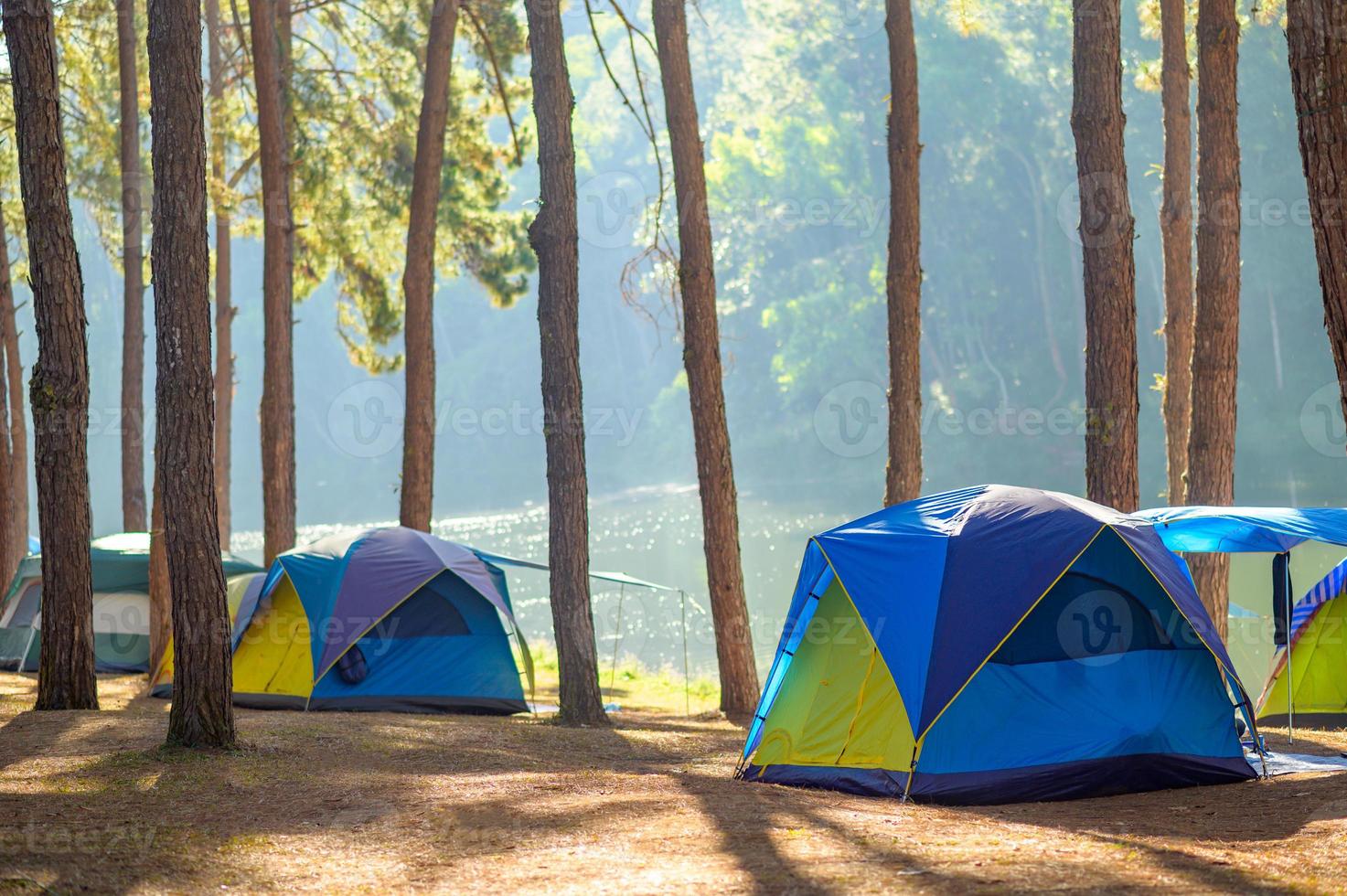 bailando acampar en el bosque de pang ung, provincia de mae hong son, tailandia foto