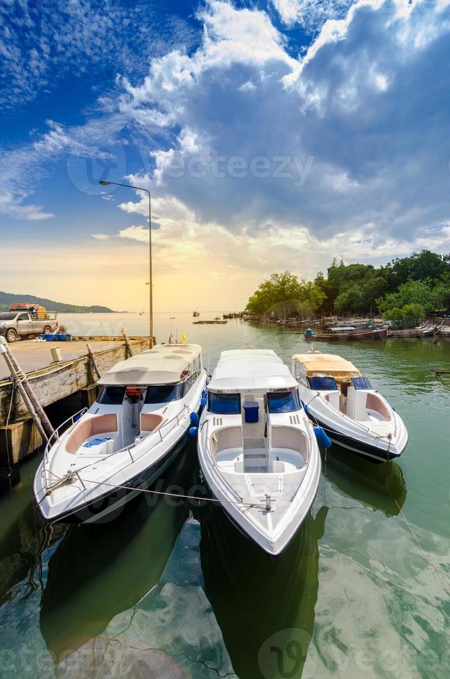 viaje en lancha rápida puerto tailandia ubicación de envío barco turístico a la isla en tailandia en los días azules brillantes foto