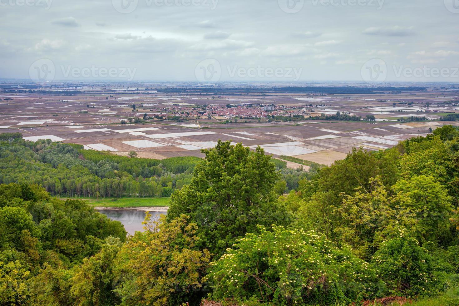 vista del valle de padana po desde las colinas de monferrato foto