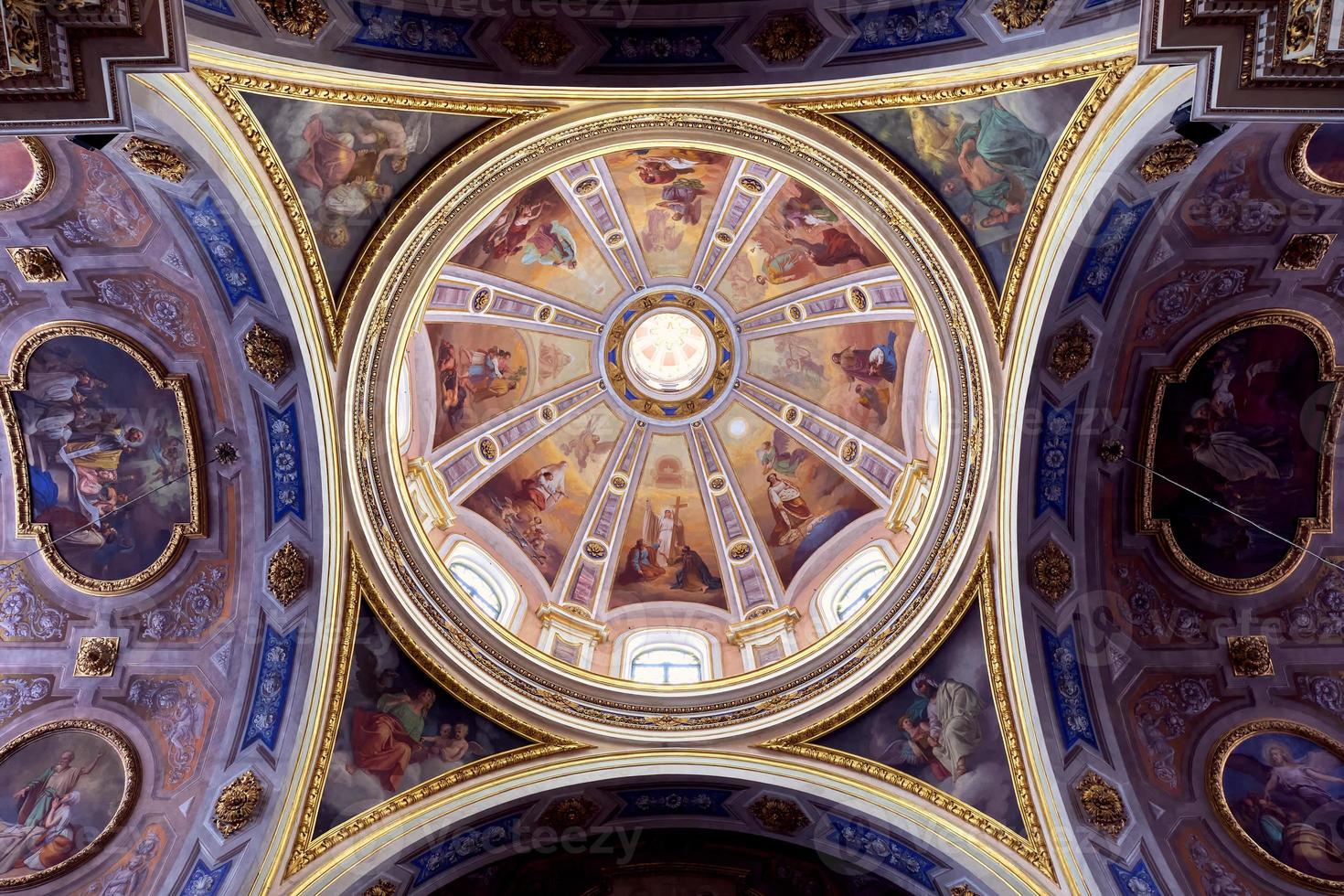 vista interna desde la parte inferior de la st. cúpula de la catedral de ambrogio foto