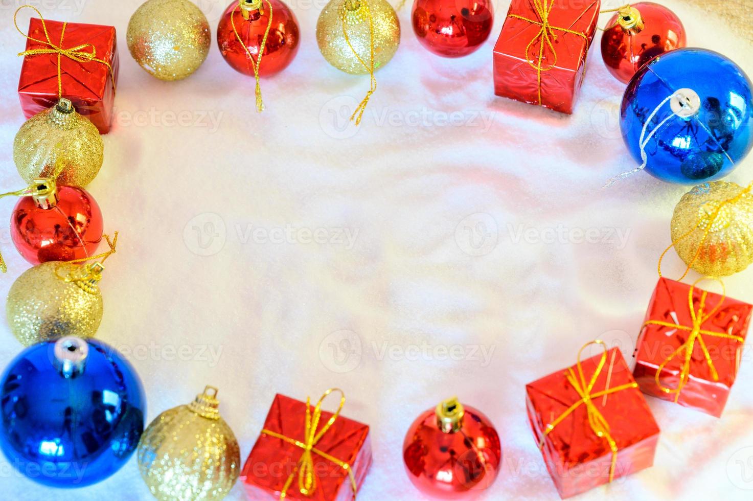 Feliz navidad y próspero año nuevo saludo de fondo. linterna de navidad en la nieve con abeto foto