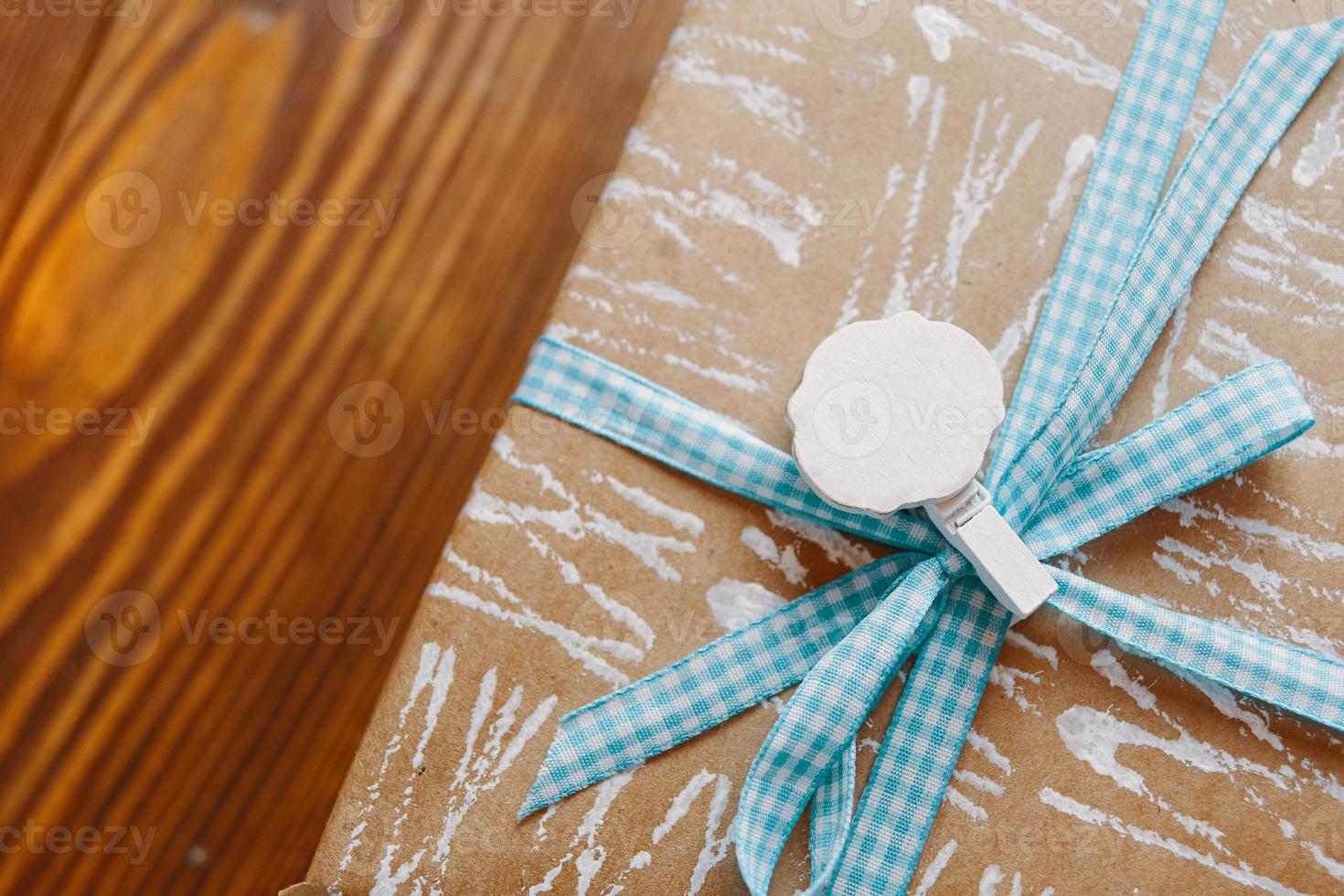 caja de regalo en mesa de madera. foto