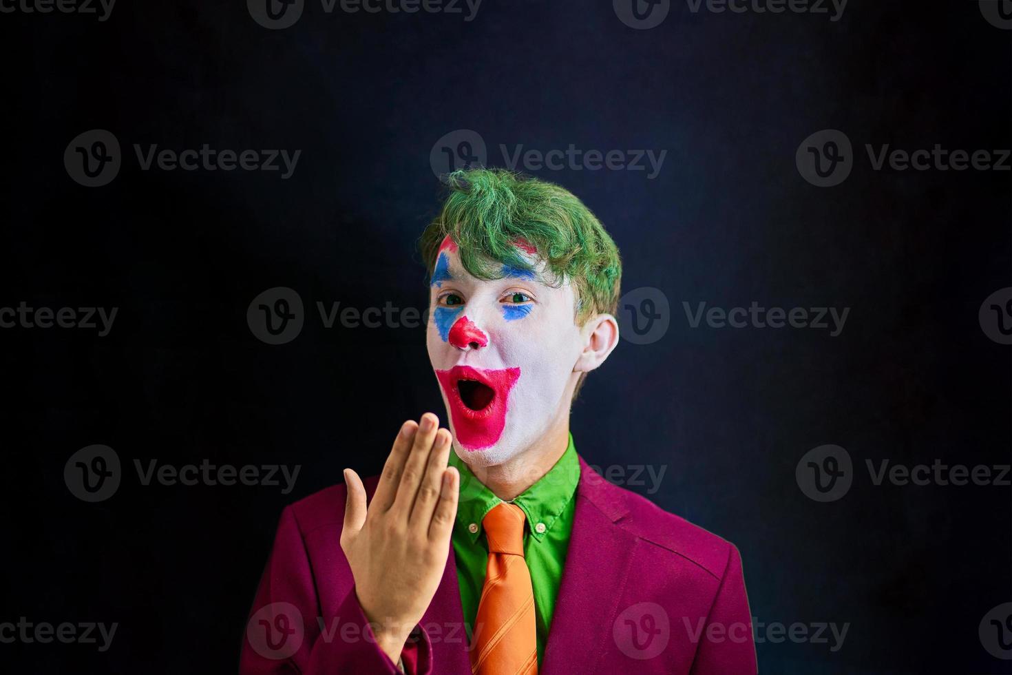 hombre con maquillaje de payaso foto