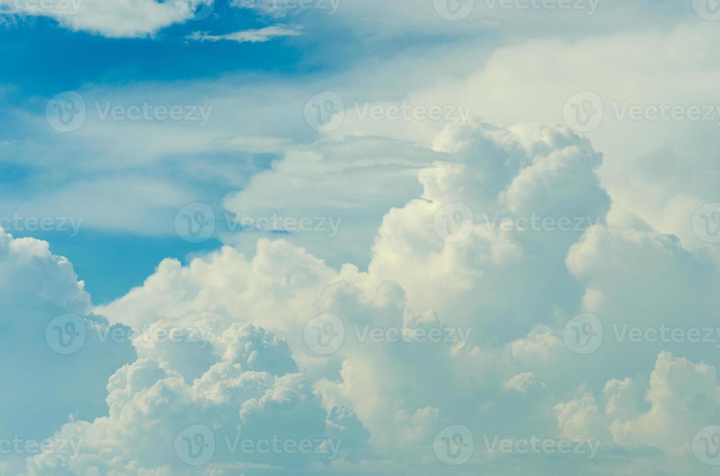 cielo azul con nubes foto