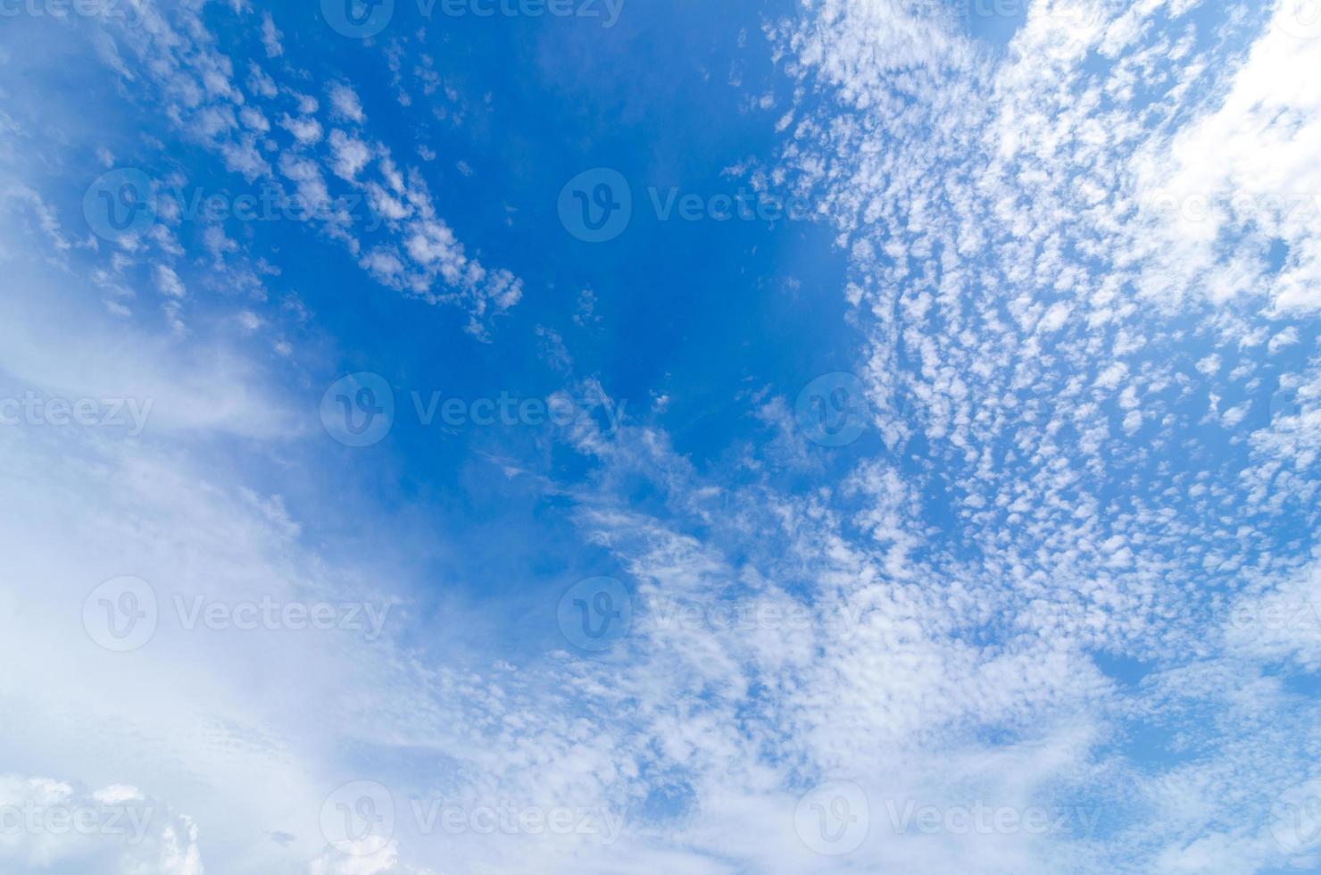 cielo azul con nubes foto