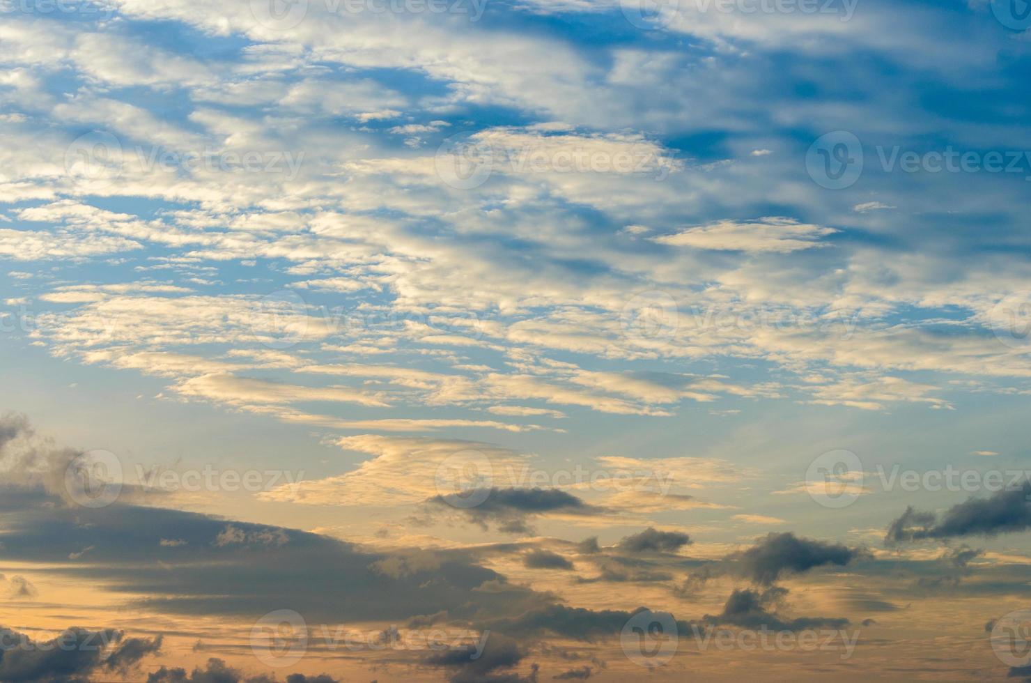 hay una luz dorada debajo del horizonte. espectacular cielo con nubes al atardecer, por la mañana nublado foto