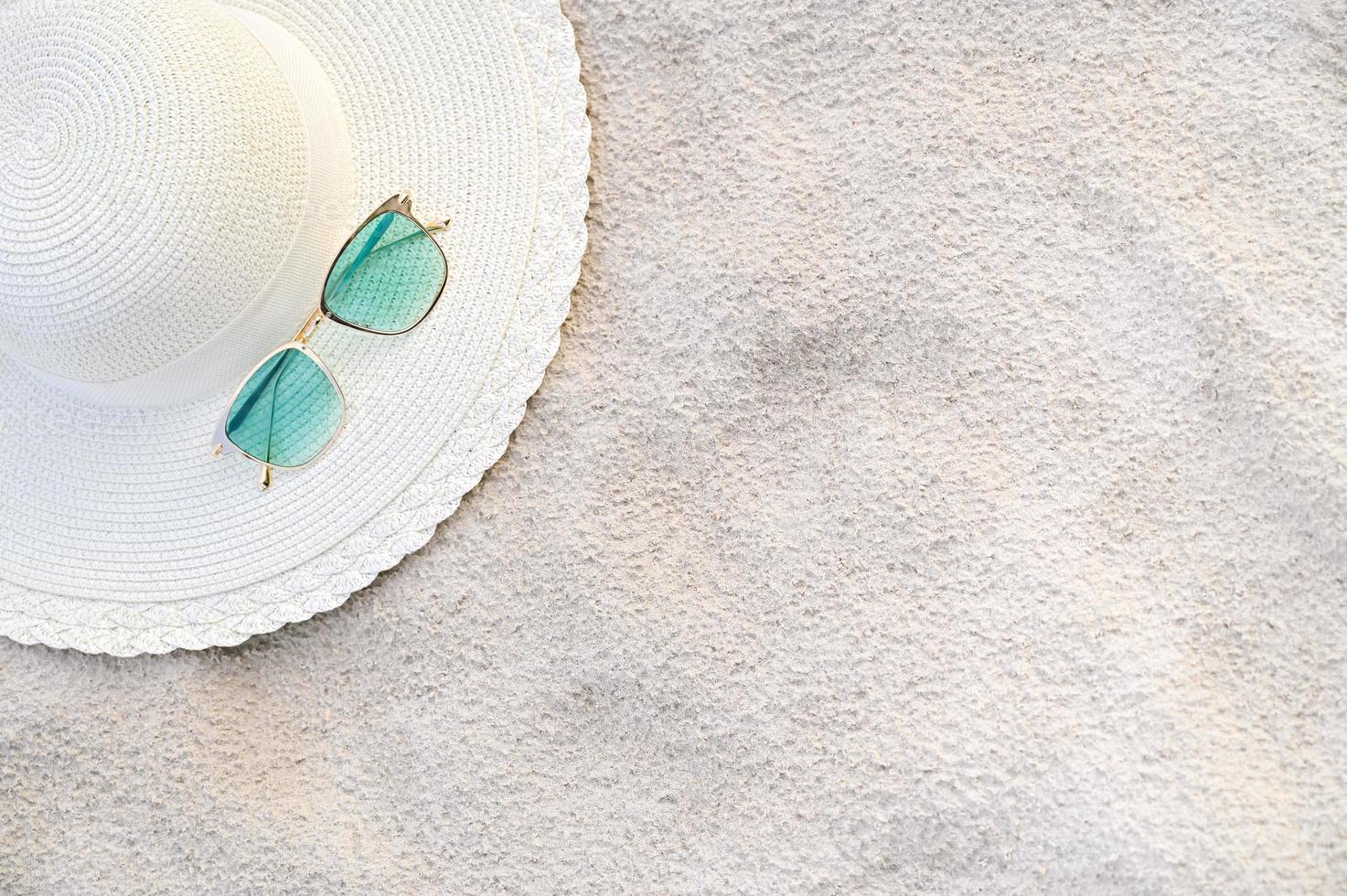 sombreros y gafas se encuentran en las playas del mar azul del mar en un día claro foto