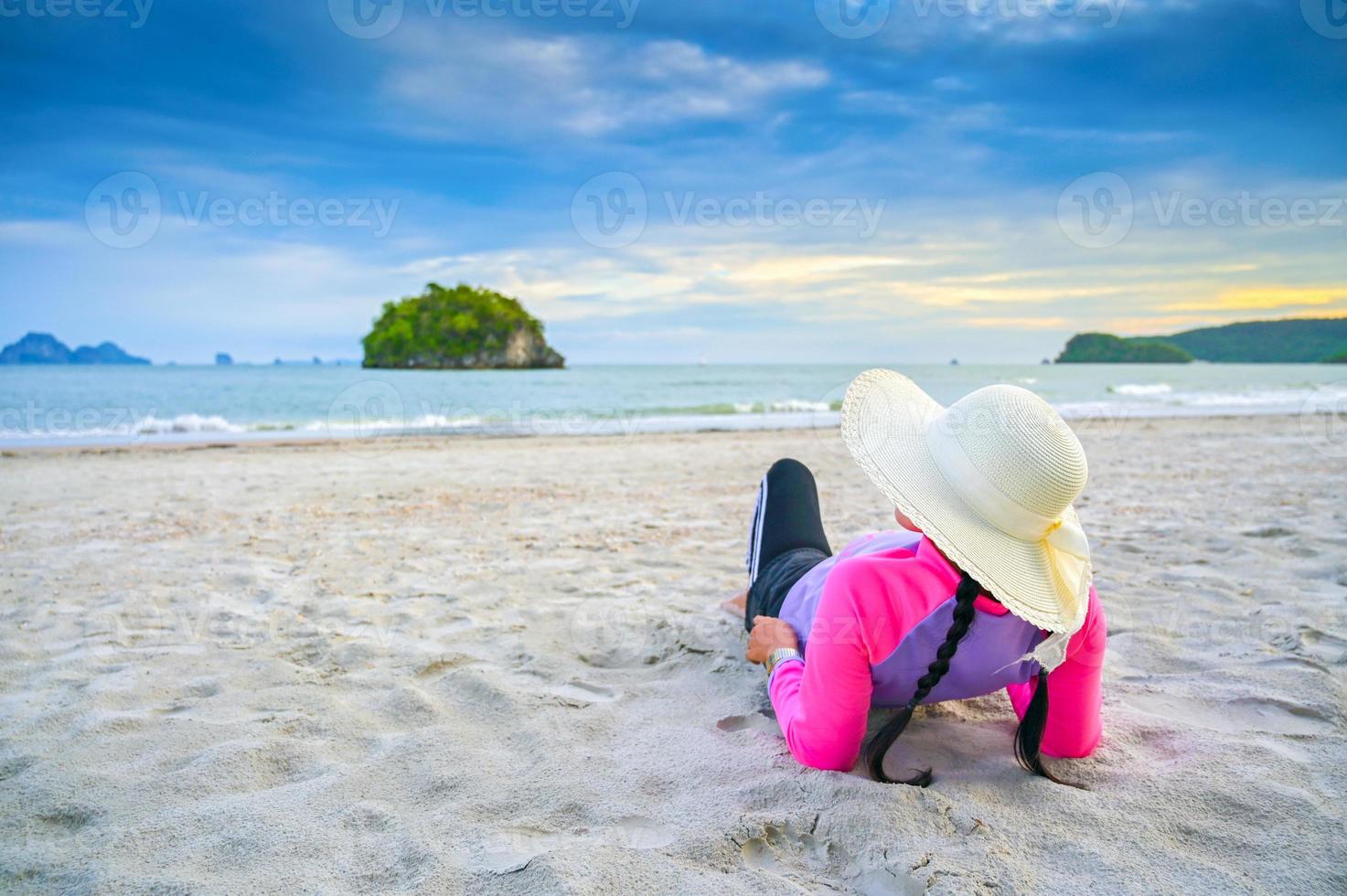 mujeres con sombreros duermen en la playa mar foto