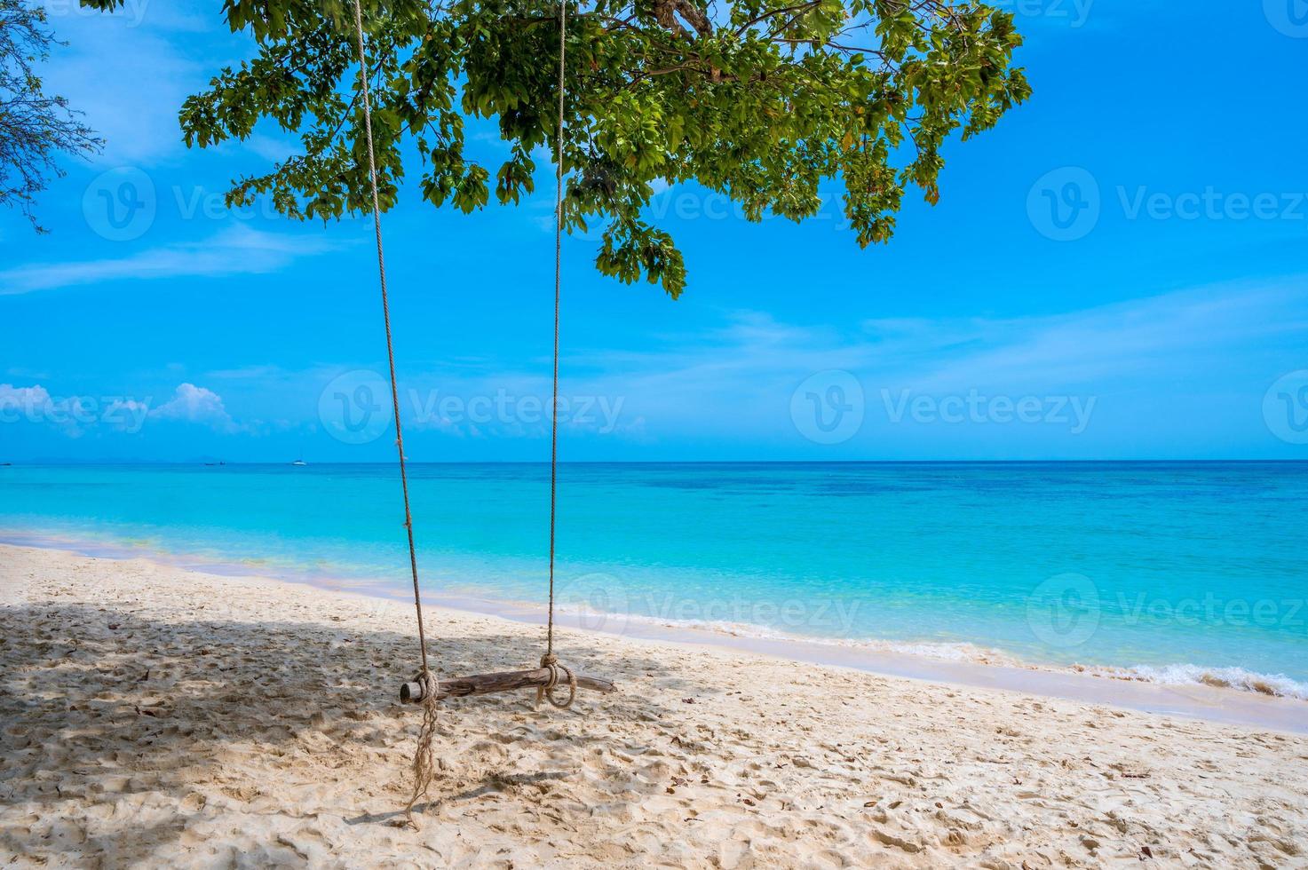 Agua de mar azul oscuro hermoso, Krabi, Tailandia, Asia foto