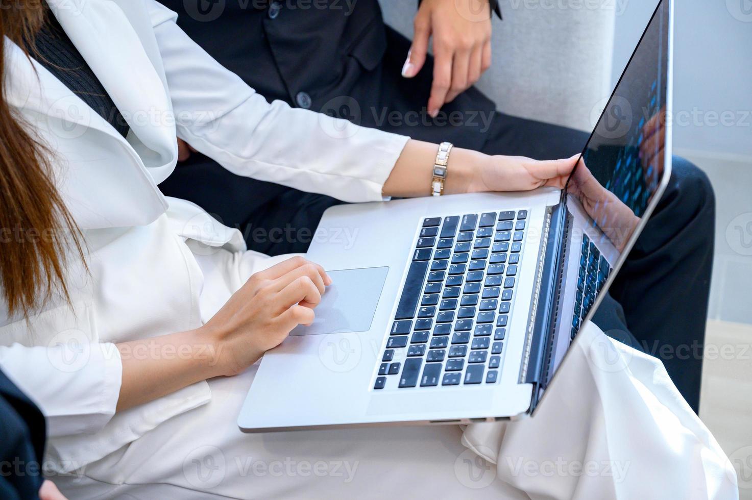 la gente de negocios está jugando con teléfonos móviles y usando computadoras foto