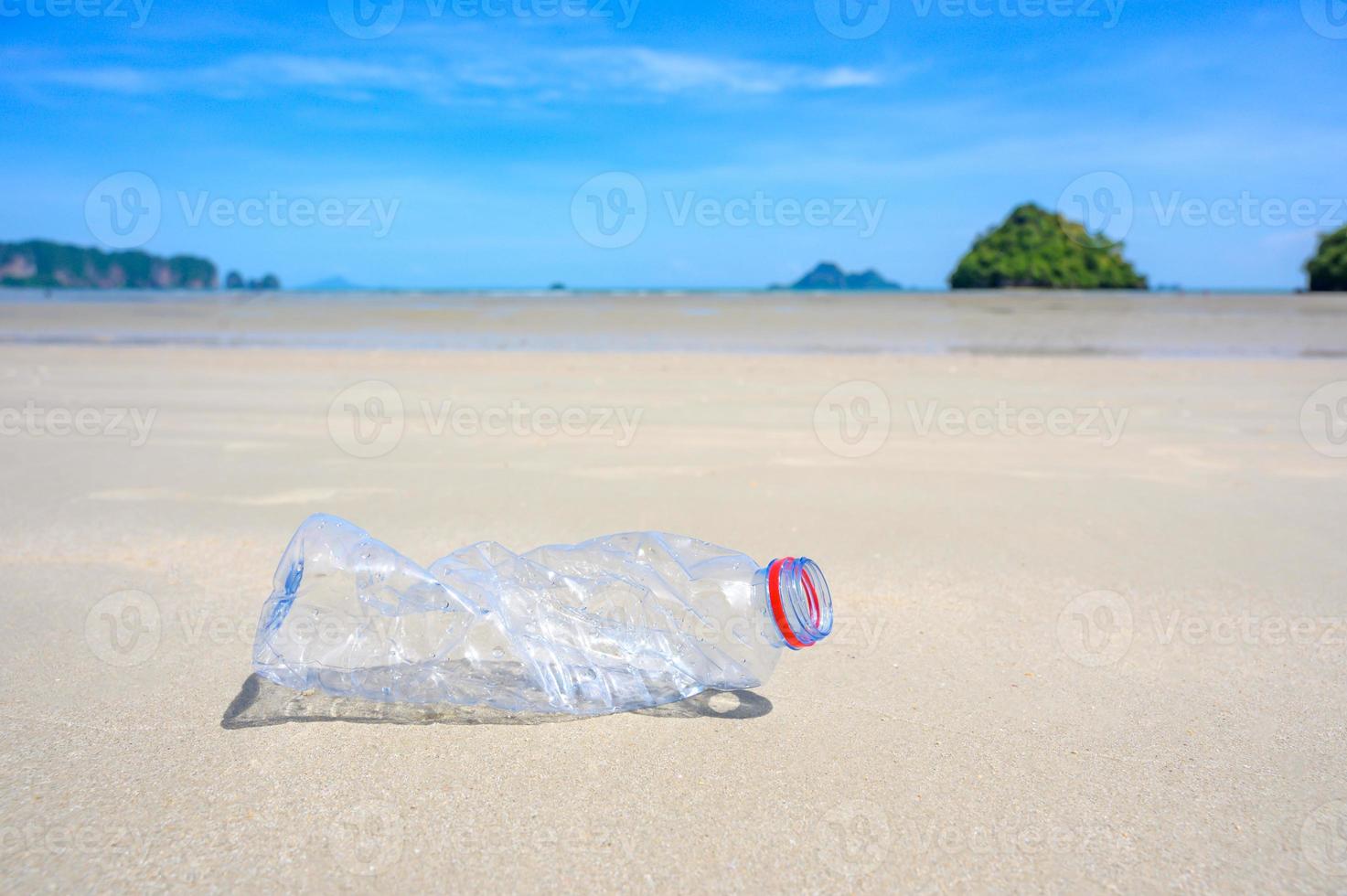 basura la playa mar botella de plástico se encuentra en la playa y contamina el mar y la vida marina basura derramada en la playa de la gran ciudad. Botellas de plástico sucias usadas vacías foto