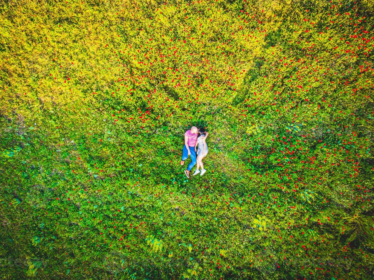 Pareja besándose en la naturaleza campo verde soleado al aire libre juntos desde la perspectiva aérea foto