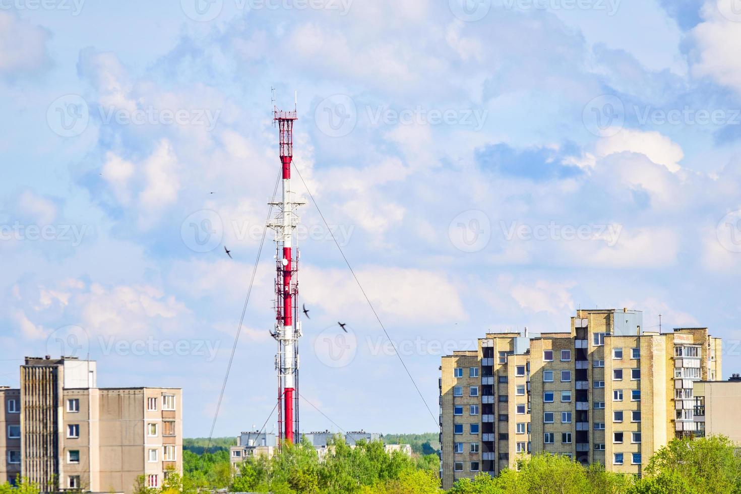 Arquitectura de torre de radio y televisión siauliai con edificios en Lituania foto