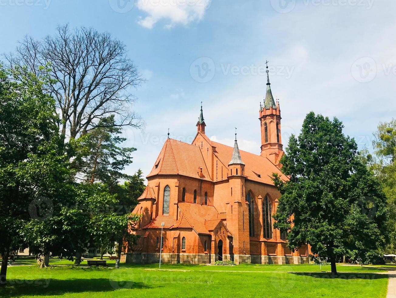 histórico st. iglesia de maría en druskininkai. Destino turístico de Lituania. foto