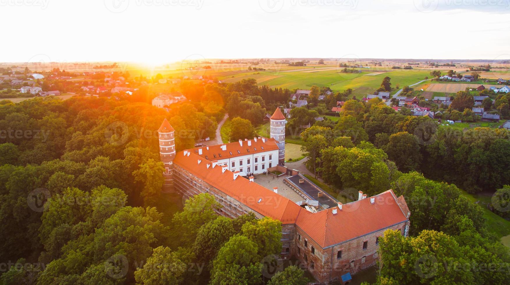 Panorama aéreo del histórico castillo de panemune en vytenai, distrito de jurbarkas. destino de viaje histórico de lituania foto