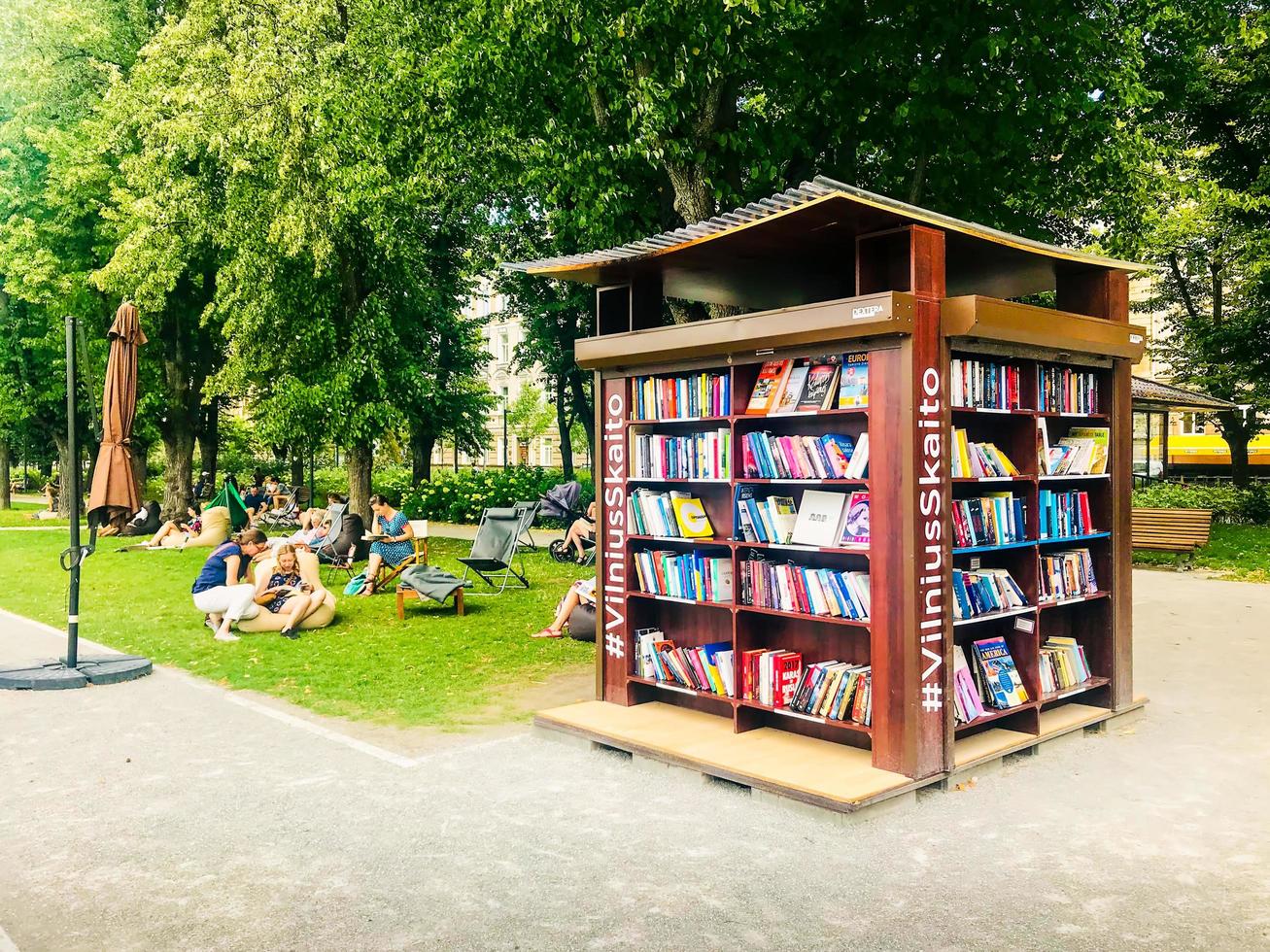 vilnius, lituania, 15 de junio de 2018 - gente disfrutando de la biblioteca pública vilniusread foto