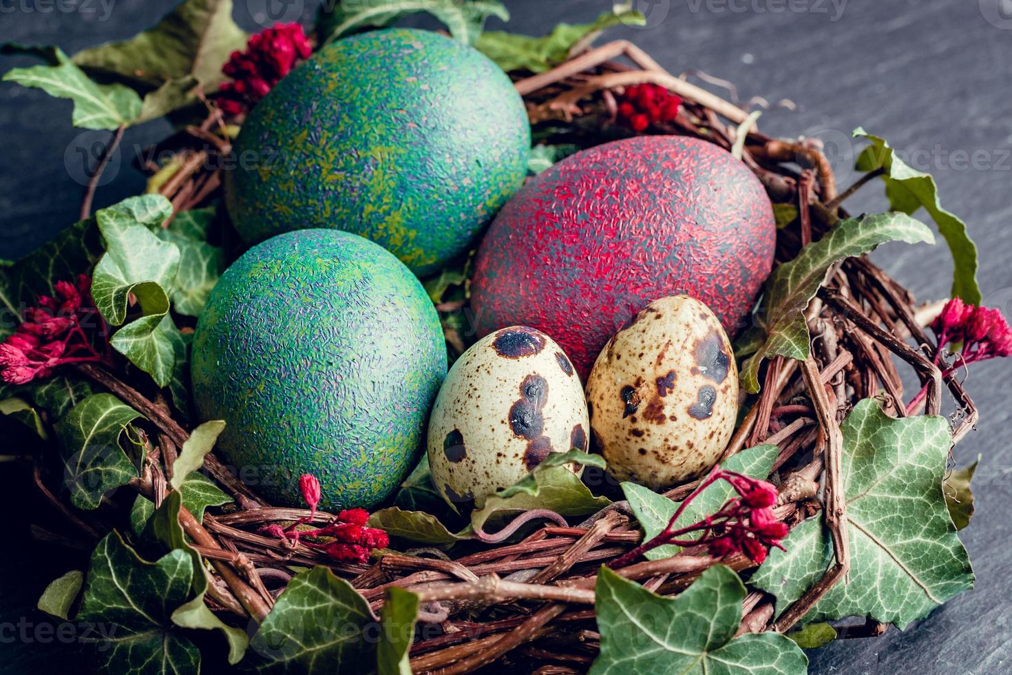 huevos de pascua con decoración huevos de codorniz y gallina en un nido de pájaros. foto
