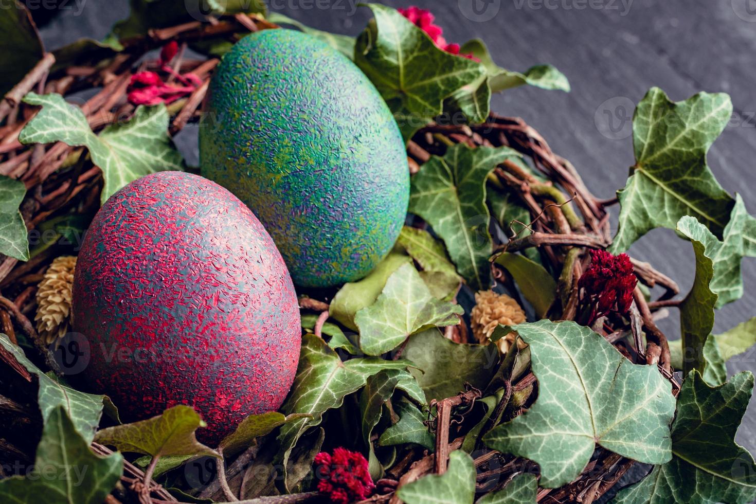 huevos de pascua con decoración huevos de gallina en un nido de pájaros. foto