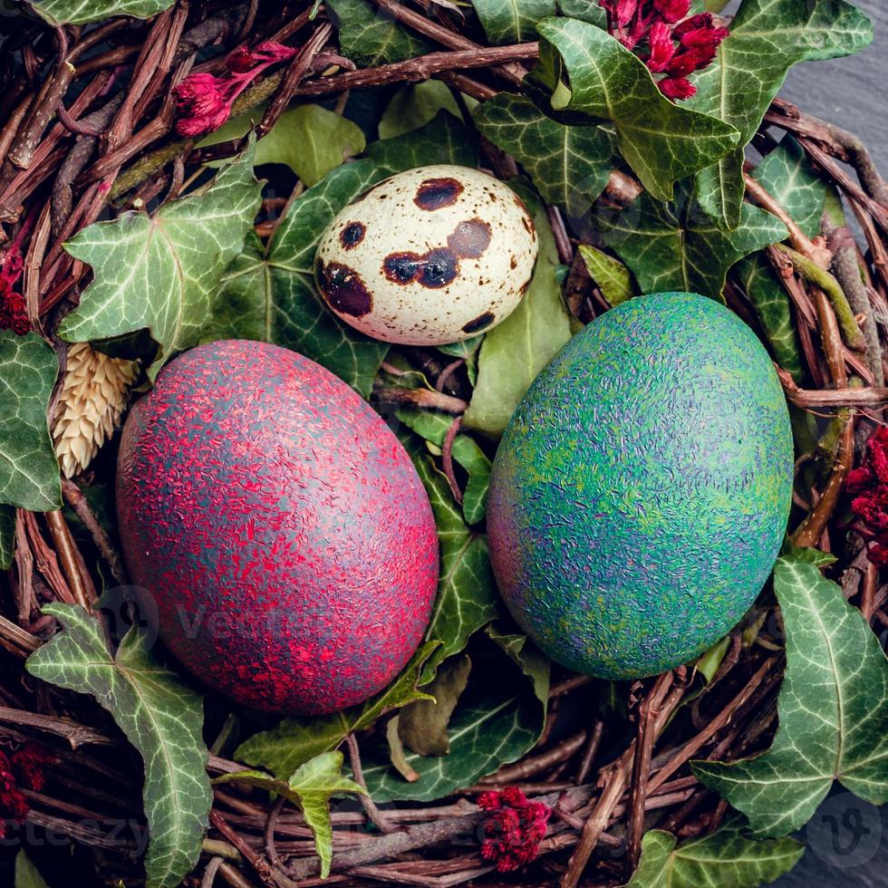 huevos de pascua con decoración huevos de codorniz y gallina en un nido de pájaros. foto