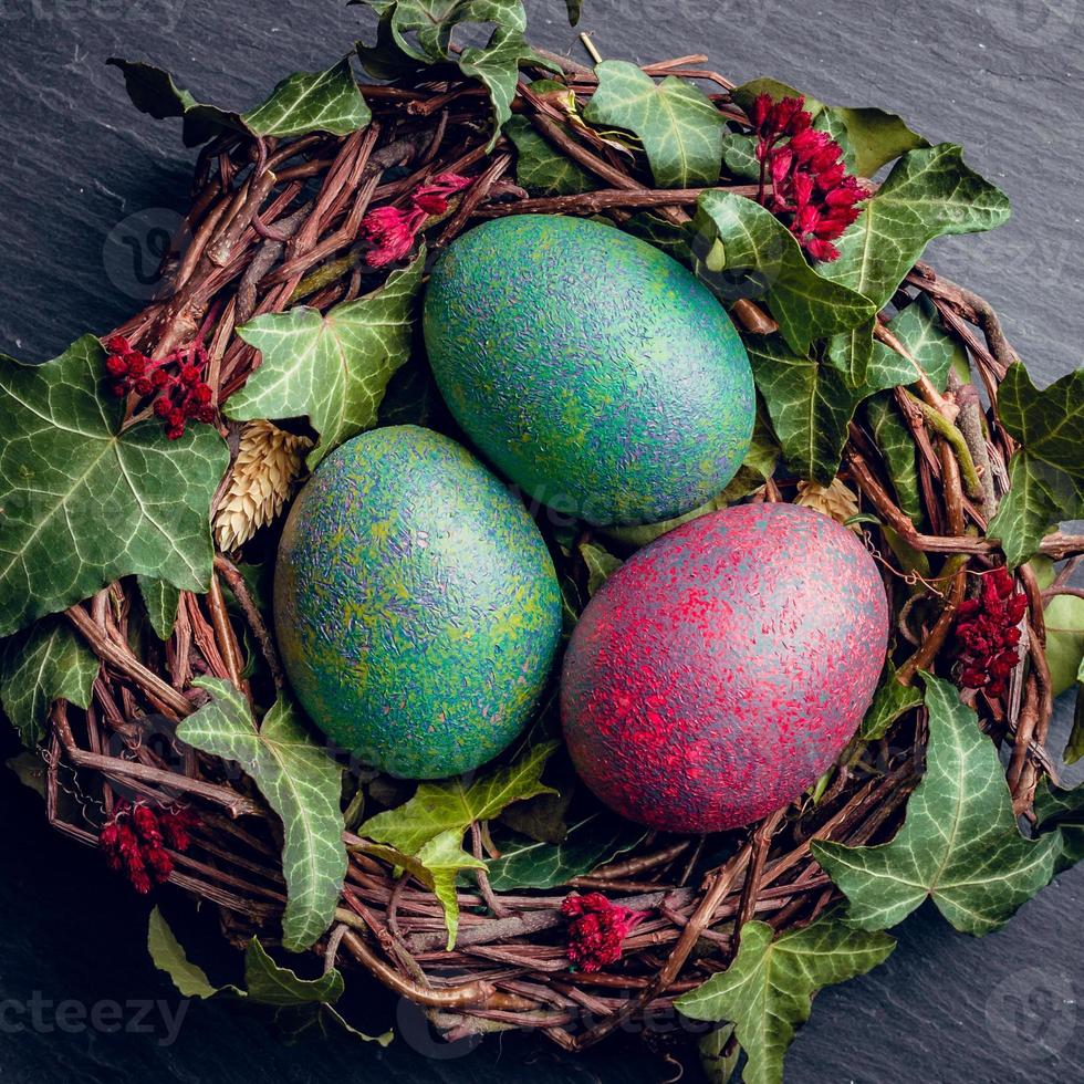 huevos de pascua con decoración huevos de gallina en un nido de pájaros. foto