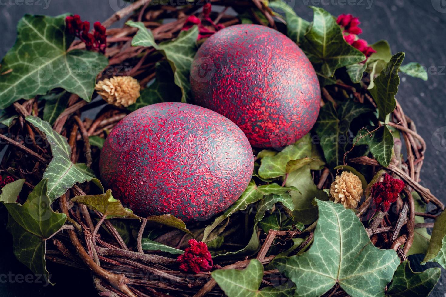 huevos de pascua con decoración huevos de gallina en un nido de pájaros. foto