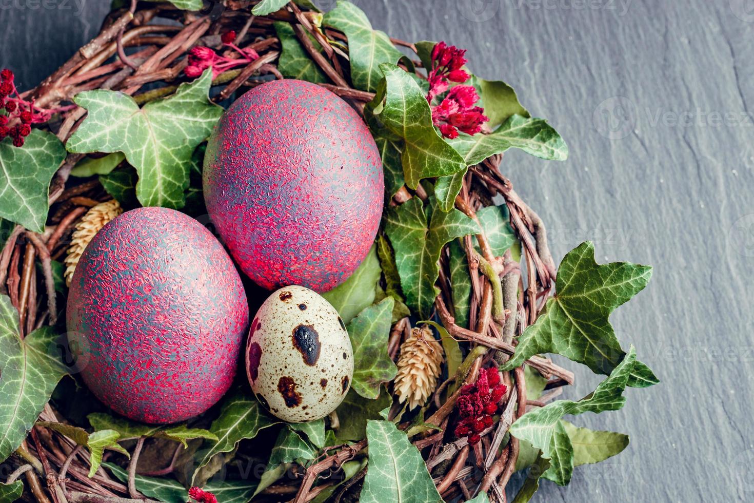 huevos de pascua con decoración huevos de codorniz y gallina en un nido de pájaros. foto