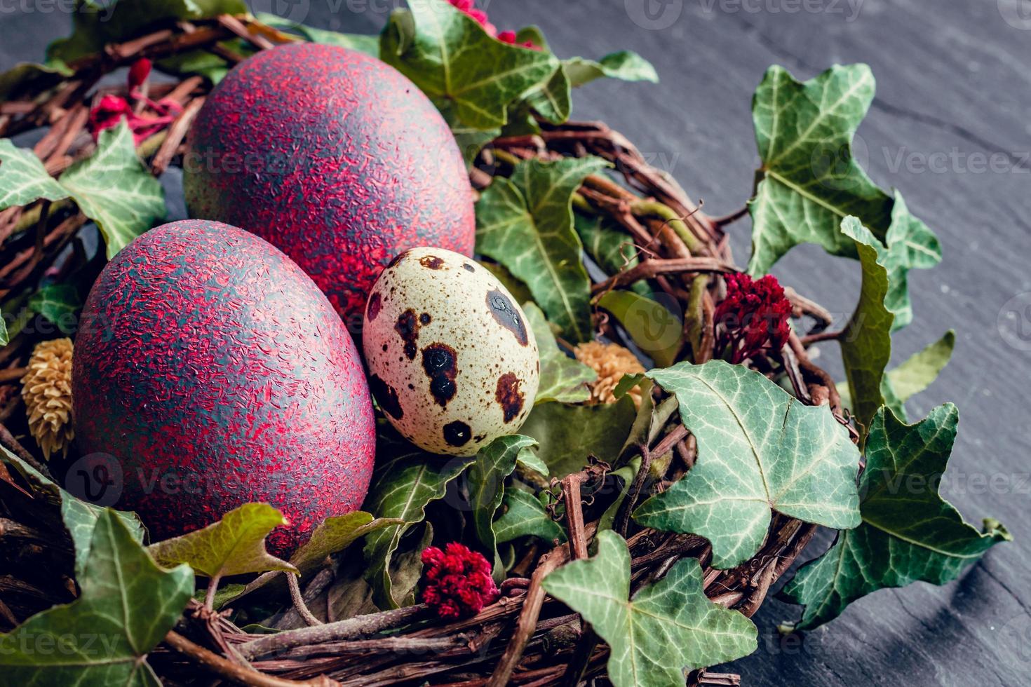 huevos de pascua con decoración huevos de codorniz y gallina en un nido de pájaros. foto