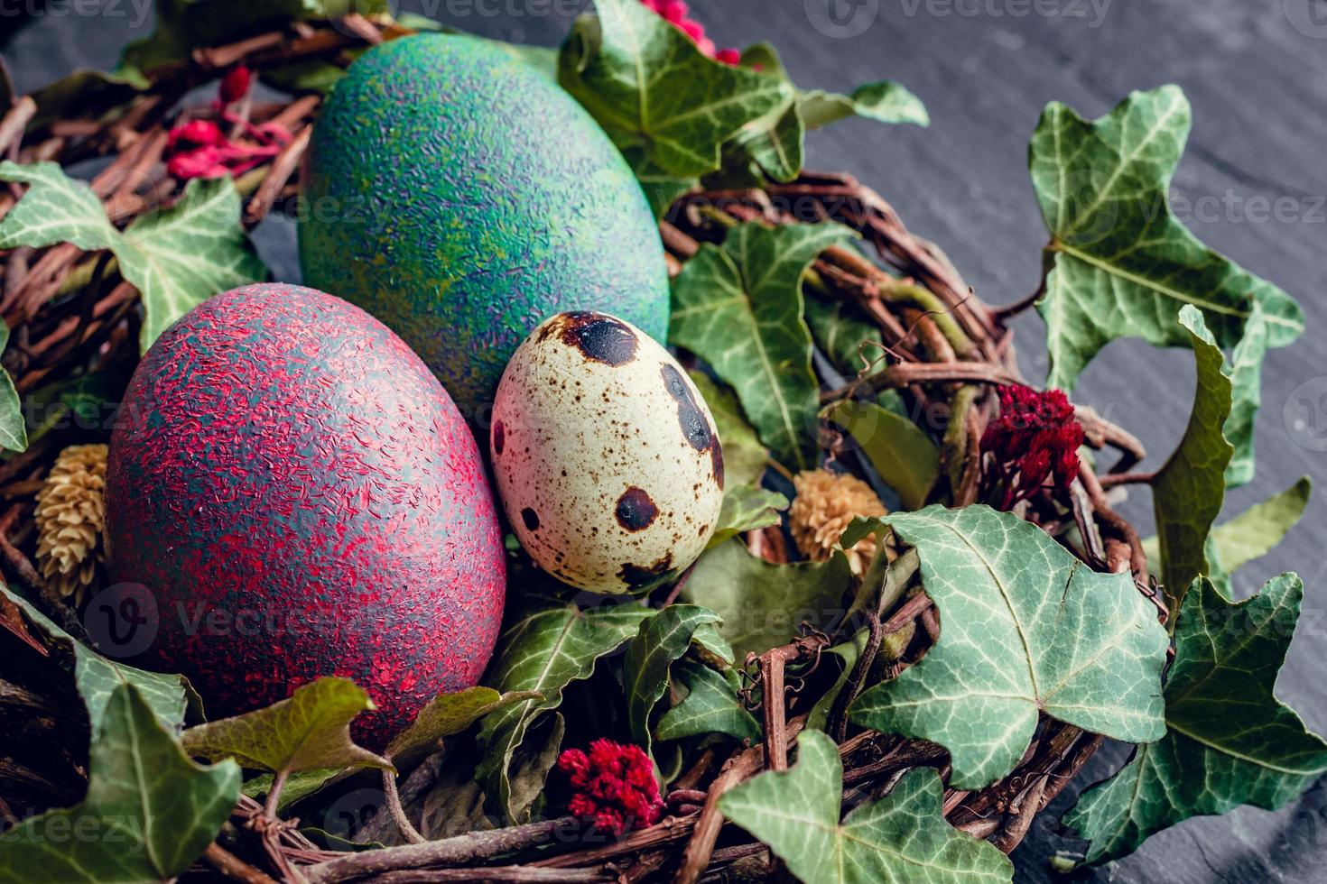 huevos de pascua con decoración huevos de codorniz y gallina en un nido de pájaros. foto