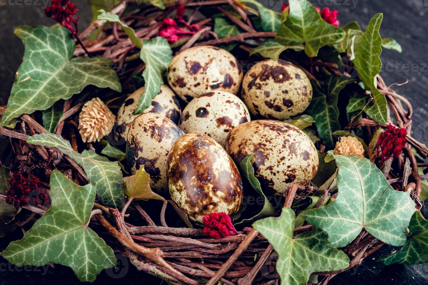 huevos de pascua con decoración huevos de codorniz en un nido de pájaro. foto
