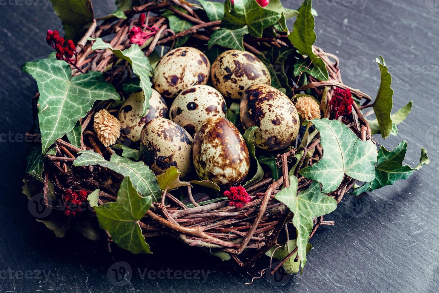 huevos de pascua con decoración huevos de codorniz en un nido de pájaro. foto