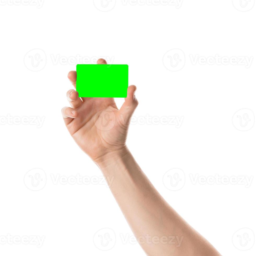 mano masculina sostiene una tarjeta de crédito o tarjeta de visita. aislado con clave de croma y todo aislado sobre fondo blanco. foto