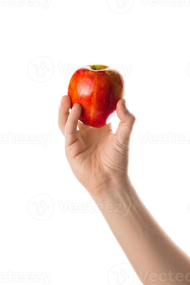 hombre que sostiene una manzana roja en la mano. aislado sobre fondo blanco. foto