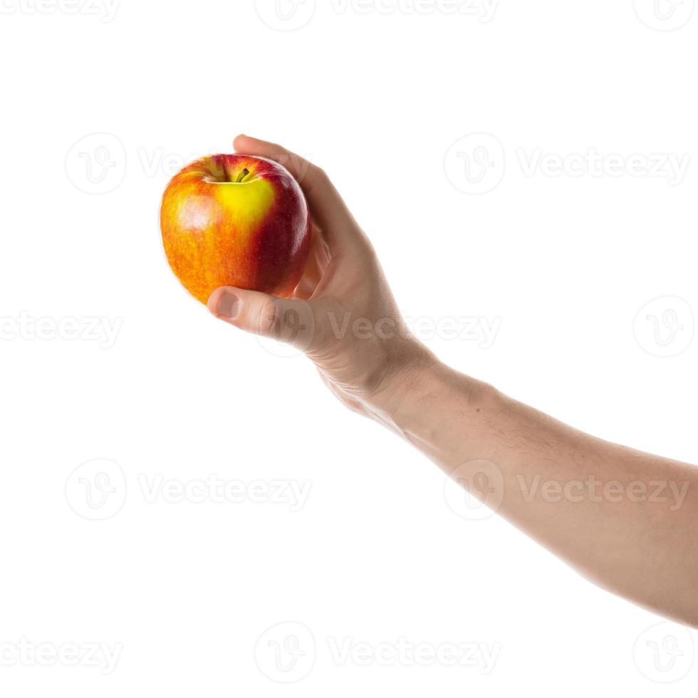 hombre que sostiene una manzana roja en la mano. aislado sobre fondo blanco. foto