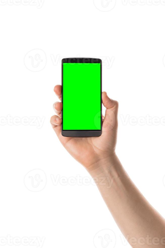 mano masculina sostiene teléfono inteligente negro. pantalla aislada con clave de croma y todo aislado sobre fondo blanco. foto