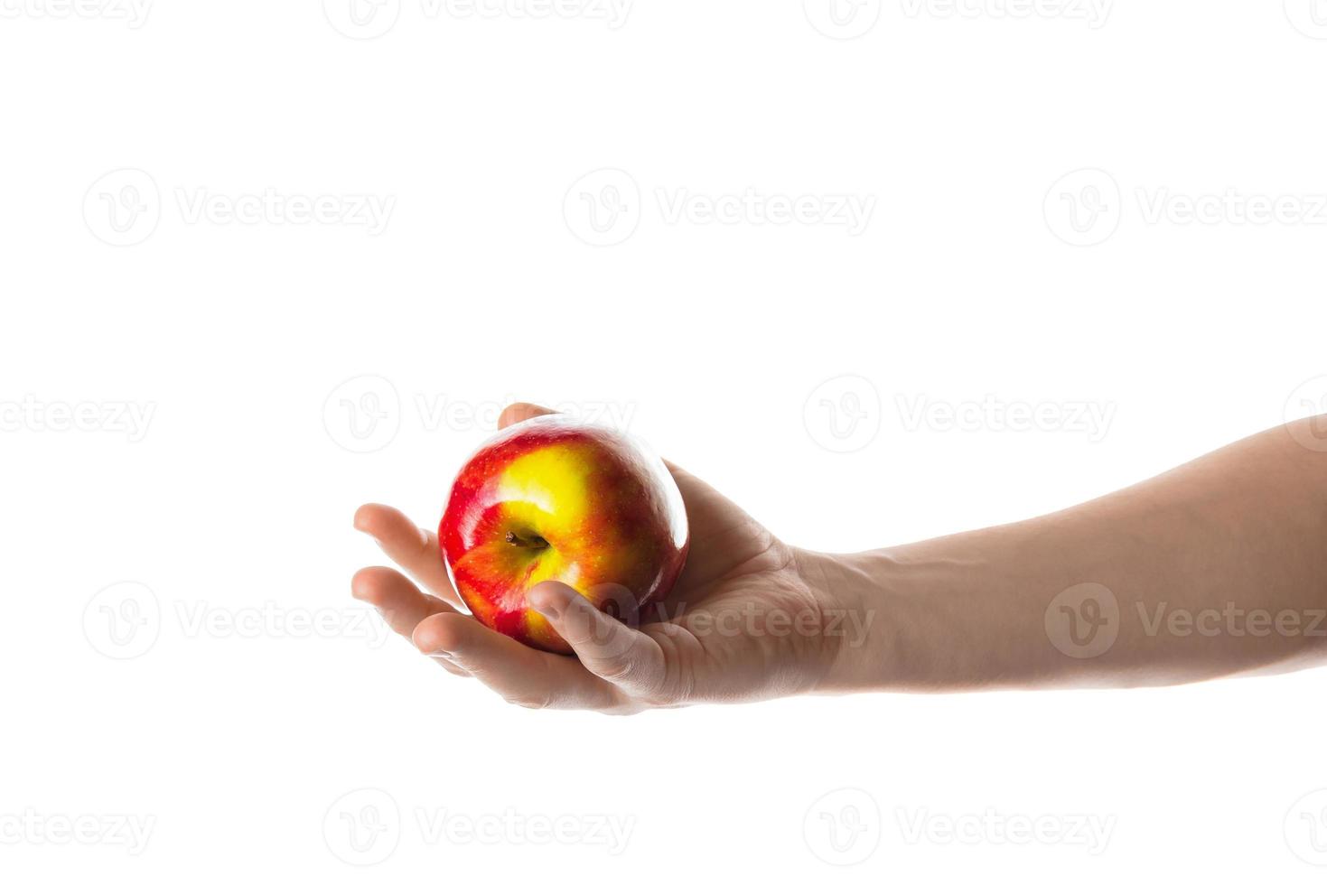 hombre que sostiene una manzana roja en la mano. aislado sobre fondo blanco. foto