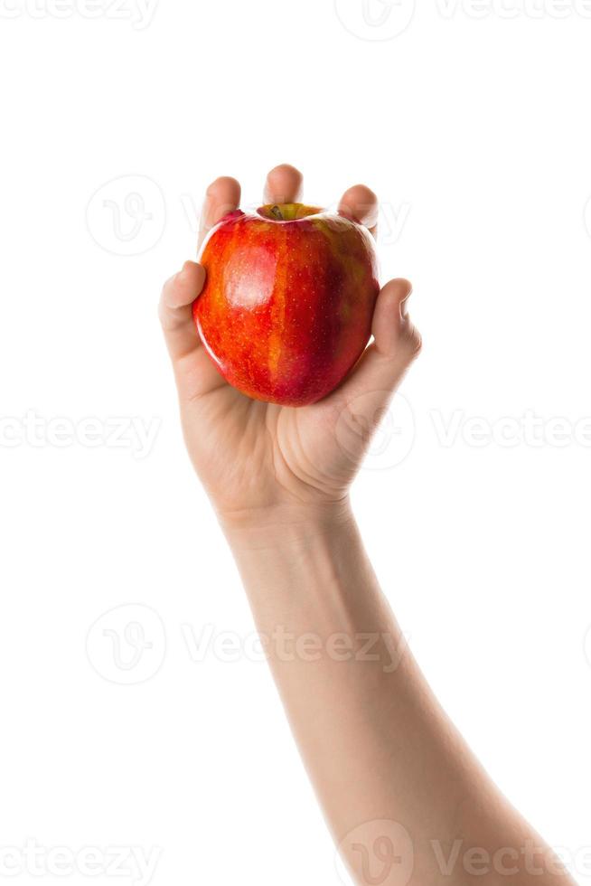 hombre que sostiene una manzana roja en la mano. aislado sobre fondo blanco. foto