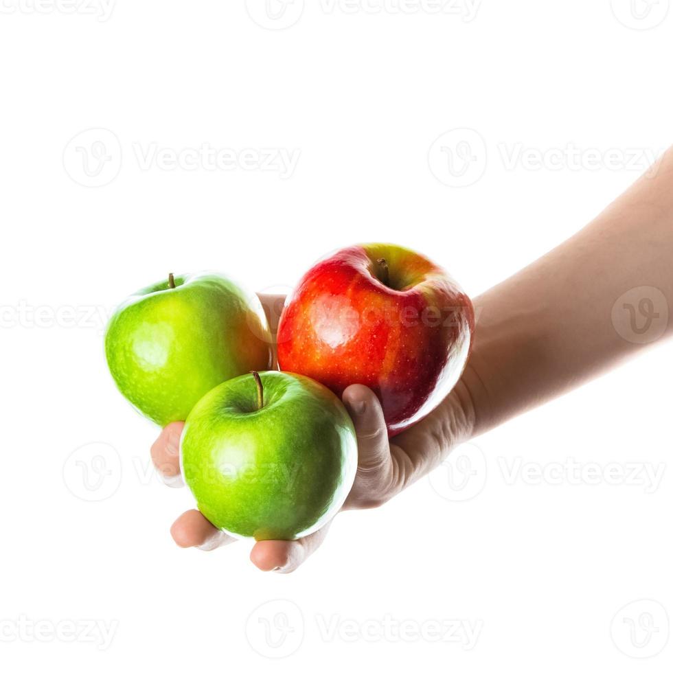 hombre que sostiene un montón de manzanas rojas y verdes en la mano. aislado sobre fondo blanco. foto