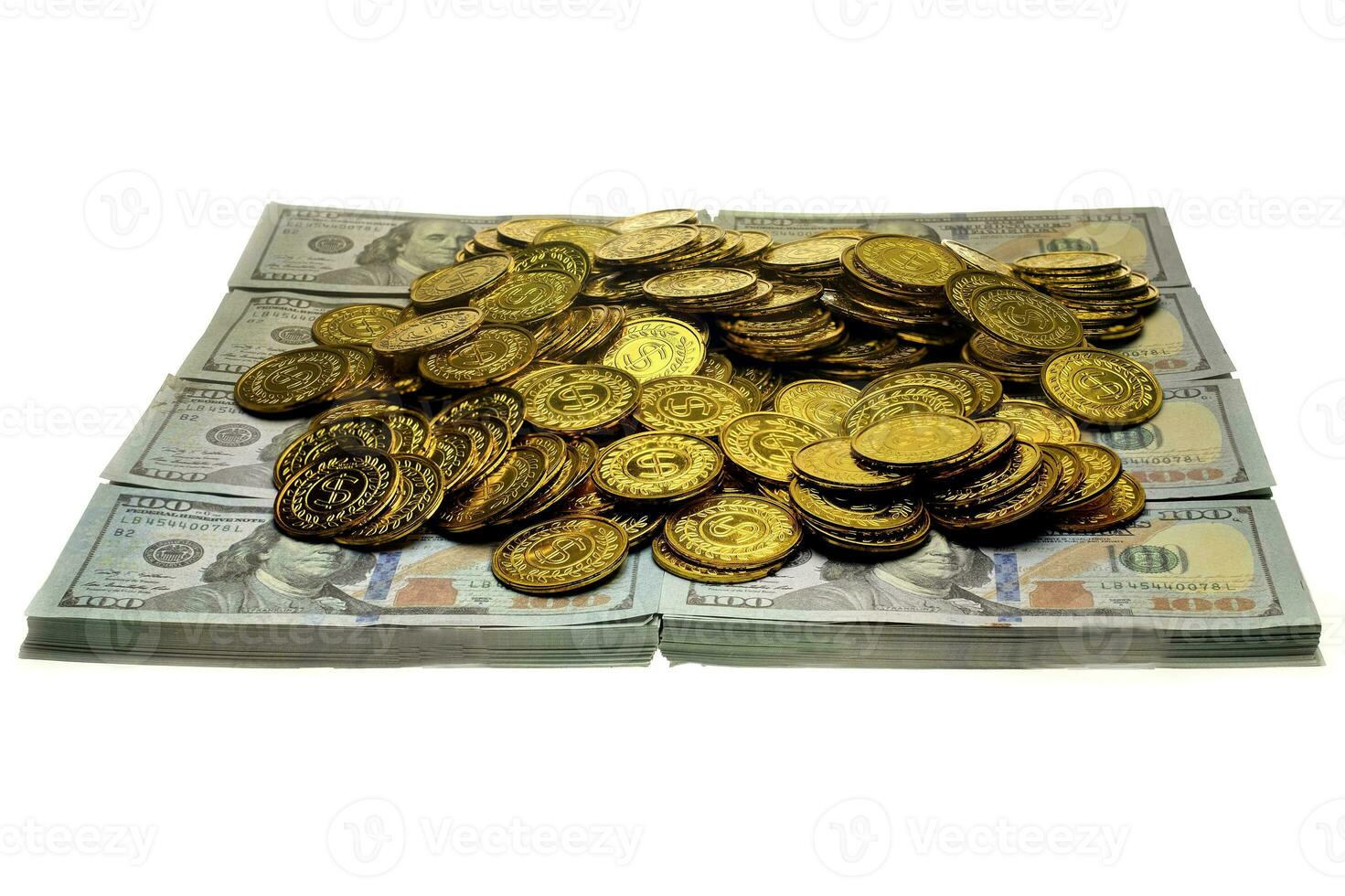 Pila de monedas de oro y billetes de dinero 100 usd foto