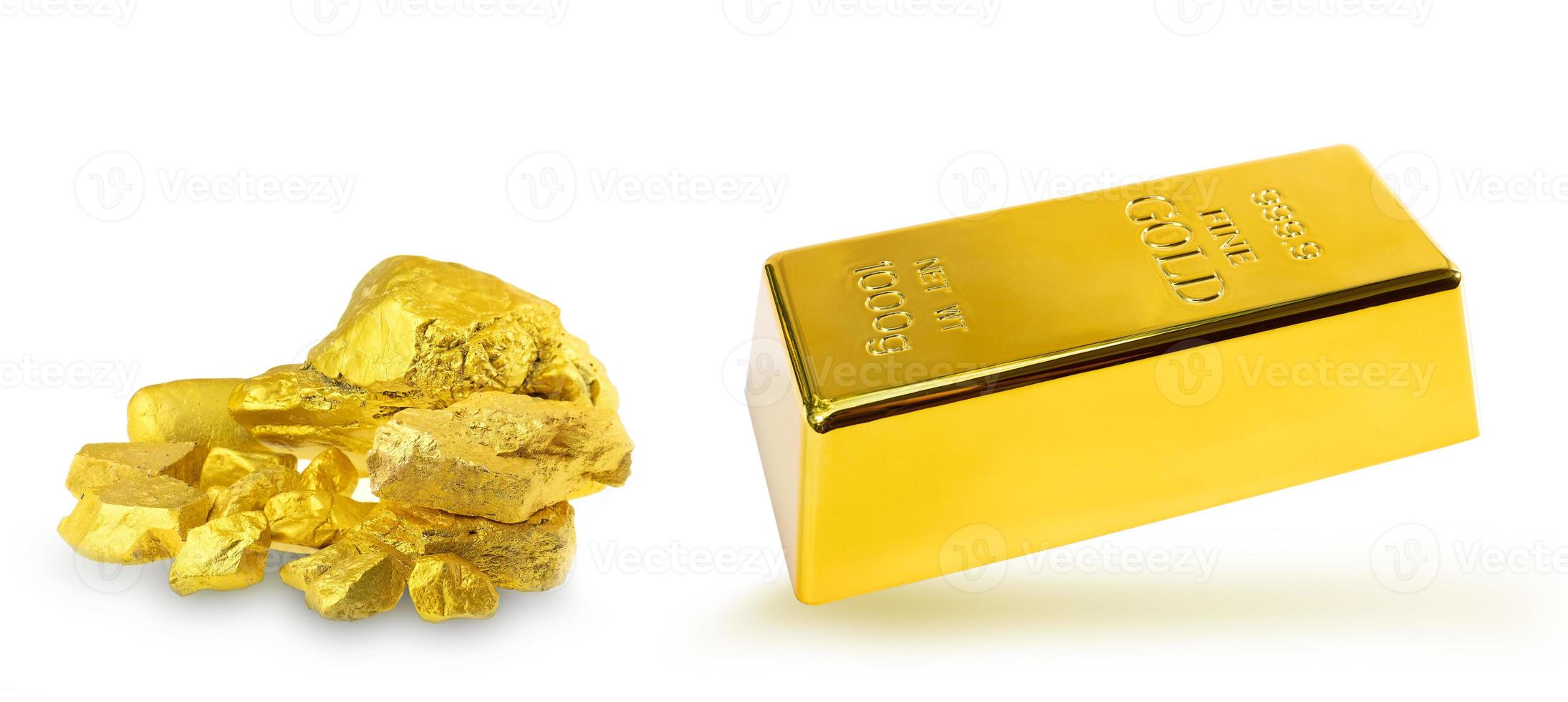 Apilar lingotes de oro de 1 kg y un grupo de pepitas de oro preciosas sobre fondo blanco. foto