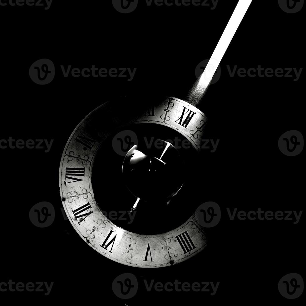 un reloj vintage con un rayo de luz brillante en blanco y negro foto