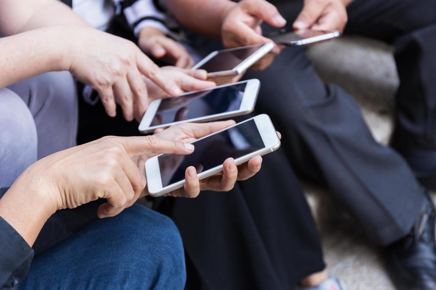 grupo de personas que usan teléfonos inteligentes para compras en línea o concepto de comercio electrónico foto