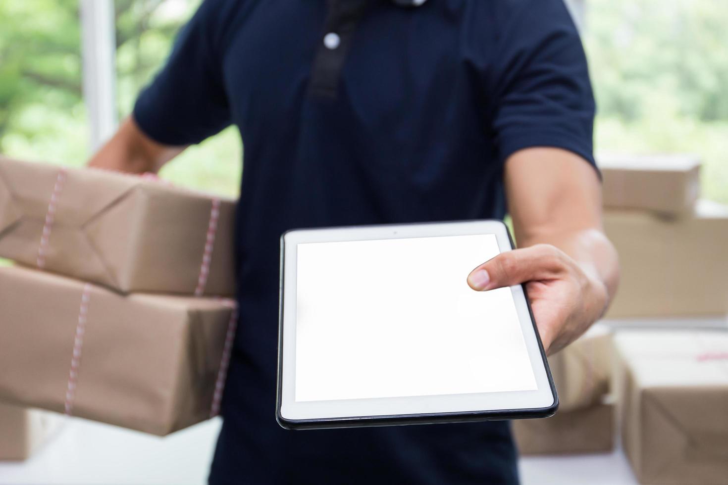 despachador enviando tabletas a destinatarios para el pago del servicio. foto