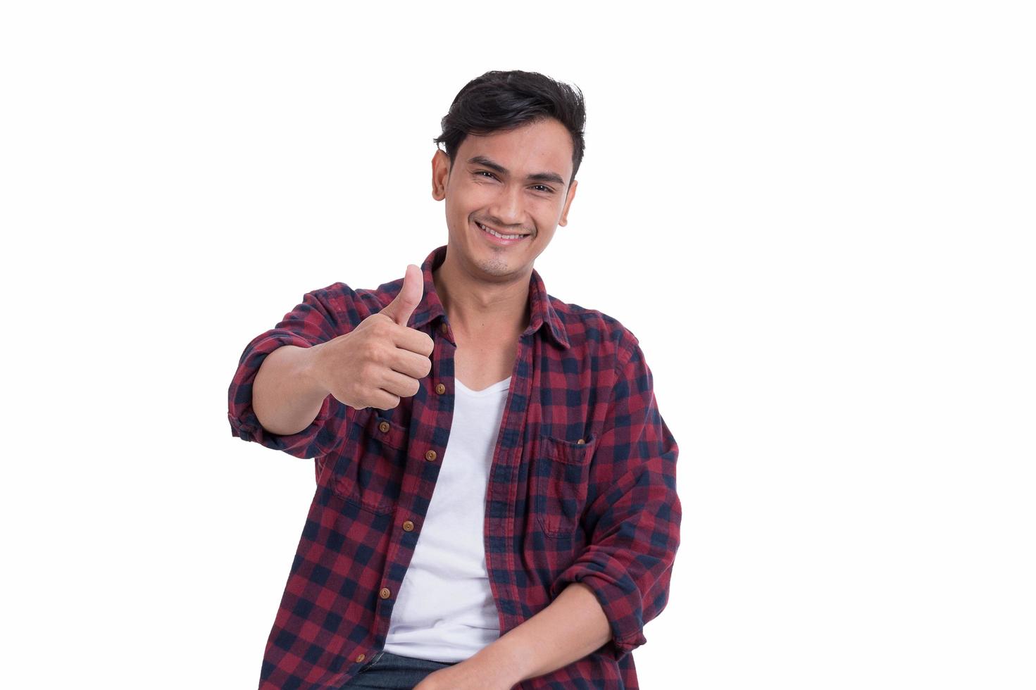 hombre feliz asain sobre fondo blanco foto