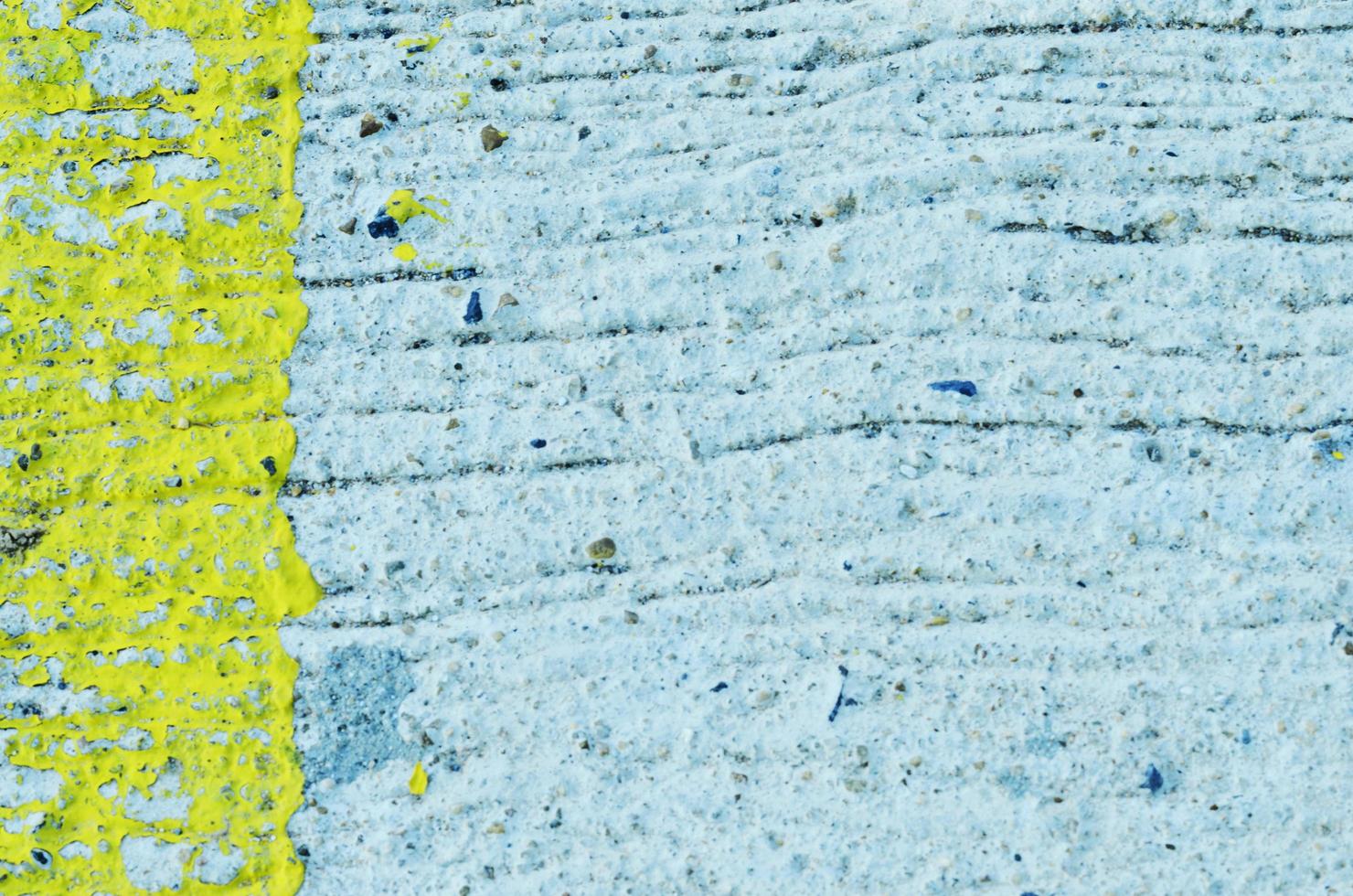 Pintura descascarada de color amarillo en la pared de hormigón textura fluida para fondos de estilo grunge foto