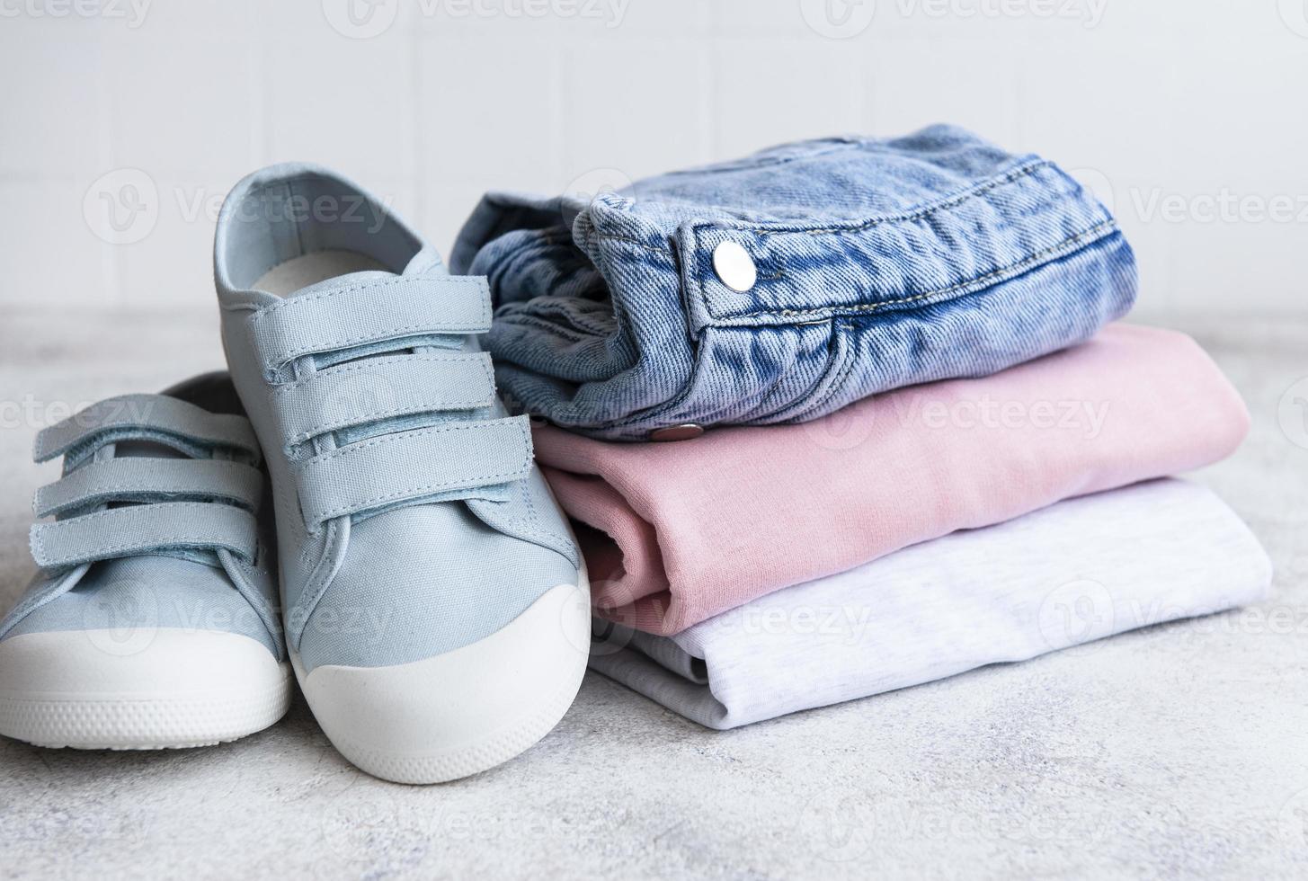 conjunto de ropa para niños foto