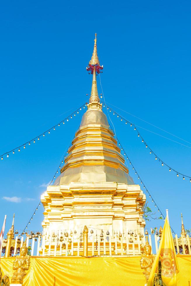 wat phra that doi kham templo de la montaña dorada foto